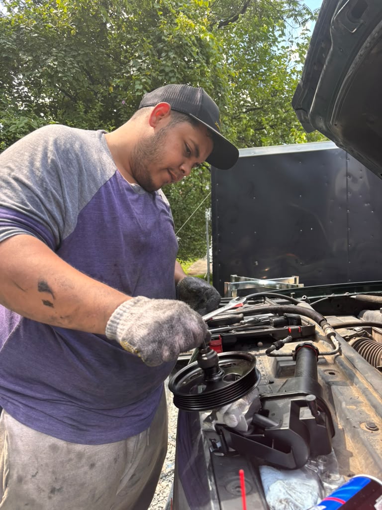 Mecánico de AutoClub Mechanic trabajando