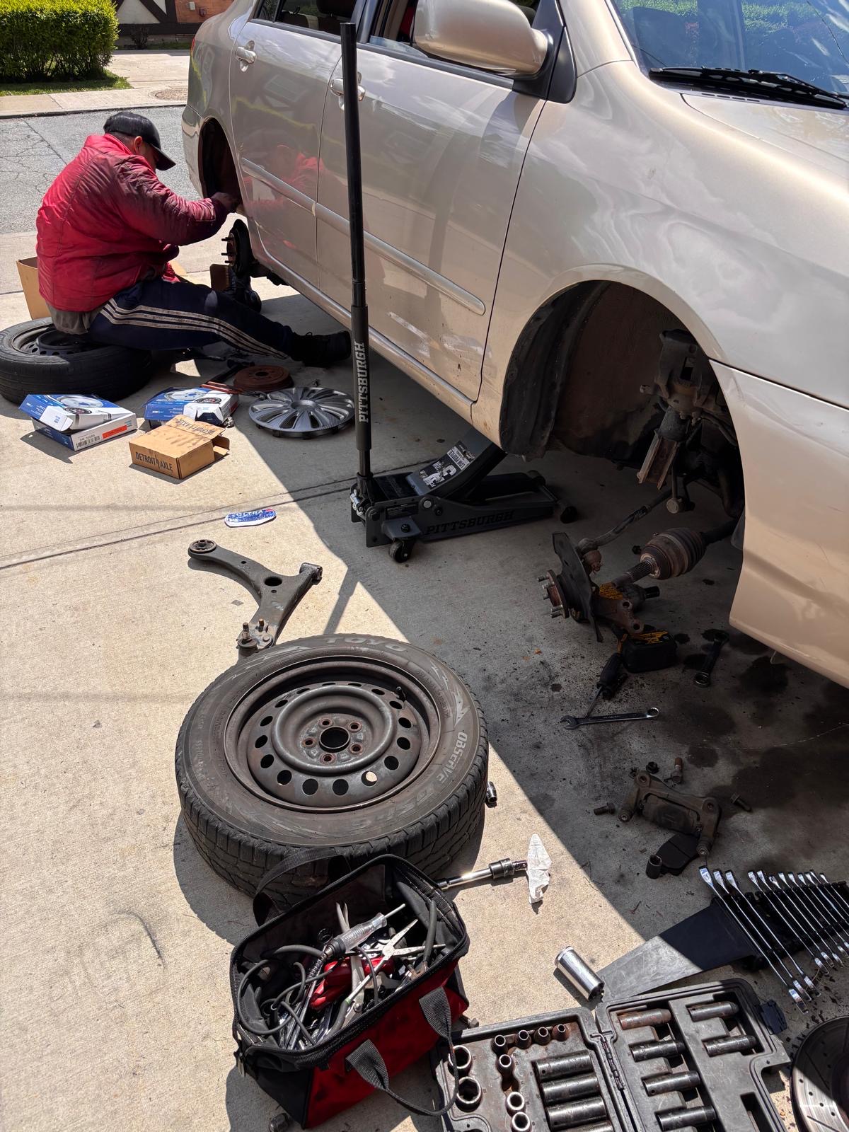 Servicio completo de frenos y suspensión realizado por AutoClub Mechanic